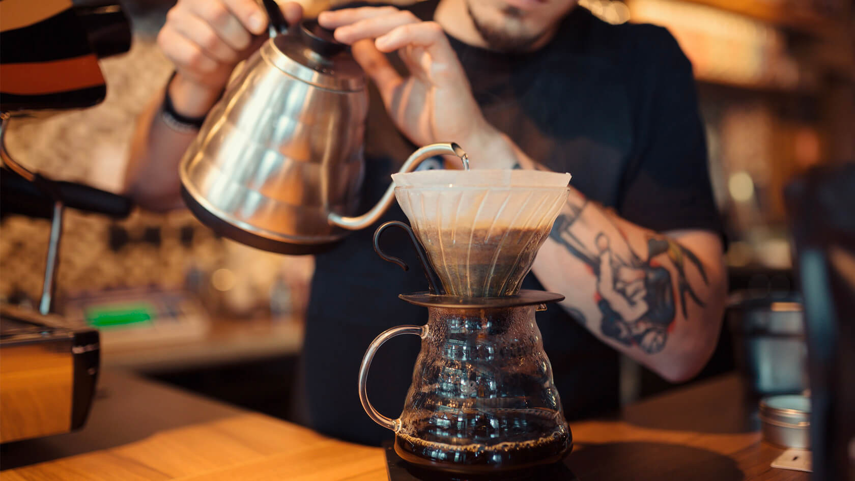 Barista utilisant une Chemex