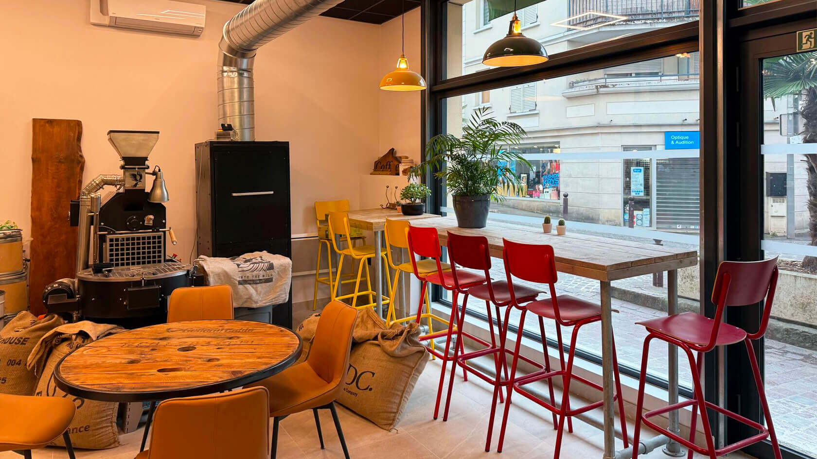 Boutique Green Bean Cà Phê - espace coffee shop et table PMR